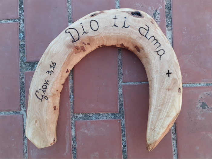 Versetti della Bibbia incisi sul legno